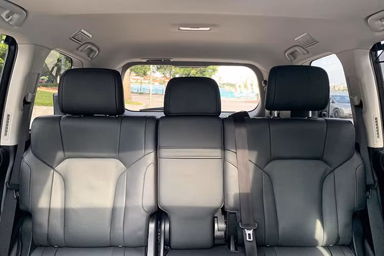 Xe cũng được tích hợp hệ thống đèn LED chiếu sáng khu vực để chân và mở cửa tự động khi chạm vào tay nắm. Hệ thống giải trí ngoài đa dạng kết nối với các thiết bị còn sở hữu âm thanh vòm 19 loa Mark Levinson 3 chiều, tích hợp với tính năng Bluetooth và AV trên điện thoại di động...