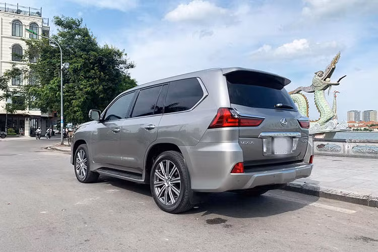LX570 được trang bị động cơ lớn nhất từng có trên xe hạng sang Lexus. Động cơ V8 5.7L kết hợp với hộp số tự động 8 cấp với dải tỷ số truyền rộng và sát nhau, cho công suất cực đại 367 mã lực/5600vòng/phút &amp; Mô men xoắn 530Nm/3200 vòng/phút. Hộp số tự động đa chế độ và lẫy chuyển số trên vô lăng cho phép chuyển số bằng tay. 5 chế độ lái trên xe, gồm: Normal, Eco, Comfort, Sports và Sports +.