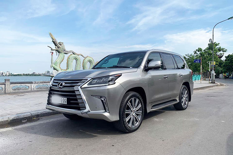 Giá xe Lexus LX570 phiên bản mới nhất đang được bán chính hãng tại Việt Nam ở mức khoảng 8,18 tỷ đồng. Chiếc xe trong bài viết này là phiên bản 2016 được chủ nhân chào bán với giá hơn 7 tỷ đồng - khá cao so với một chiếc xe sang LX750 đã qua sử dụng 2 năm. Được biết, vào năm 2017 chiếc xe này được đại lý tư nhân chào bán khoảng 6.9 tỷ đồng.