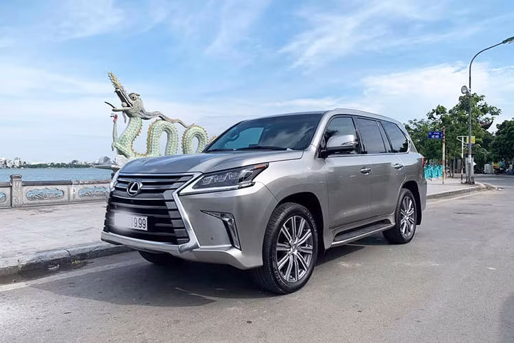 Giá xe Lexus LX570 phiên bản mới nhất đang được bán chính hãng tại Việt Nam ở mức khoảng 8,18 tỷ đồng. Chiếc xe trong bài viết này là phiên bản 2016 được chủ nhân chào bán với giá hơn 7 tỷ đồng - khá cao so với một chiếc xe sang LX750 đã qua sử dụng 2 năm. Được biết, vào năm 2017 chiếc xe này được đại lý tư nhân chào bán khoảng 6.9 tỷ đồng.