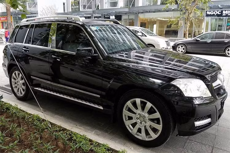 Mẫu xe sang Mercedes-Benz GLK thuộc phân khúc SUV được giới thiệu ra thị trường Việt Nam lần đầu tiên vào năm 2009. Phiên bản nâng cấp của mẫu xe này tiếp tục được ra mắt vào năm 2012 và hiện mẫu xe này đã được thay thế bằng dòng xe GLC hoàn toàn mới.
