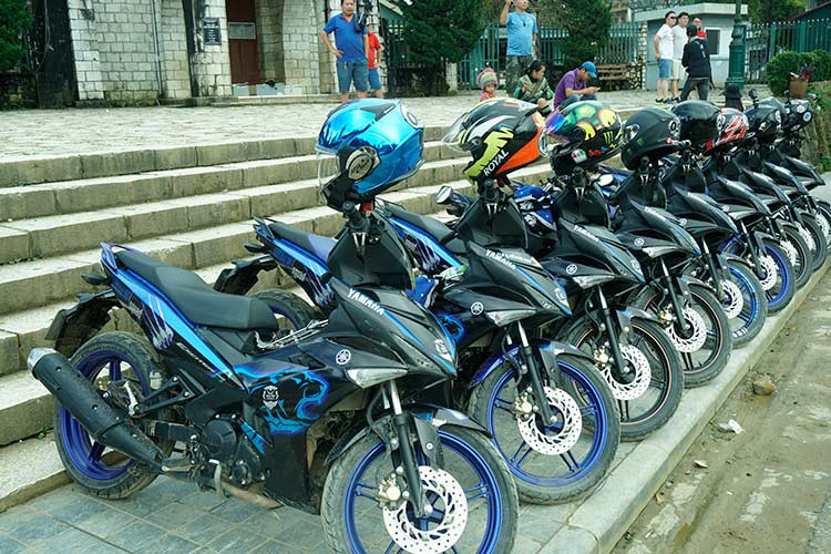 Exciter 2019 vẫn sử dụng phanh đĩa trước sau với đường kính tương ứng 245 và 203 mm. Tuy nhiên hệ thống treo được điều chỉnh. Giảm xóc dạng ống lồng ở trước và dạng lò xo trục đơn đã được thay thế bằng dạng cuộn lò xo ở phía trước và van điều tiết thủy lực ở phía sau. Những trang bị này giúp cho người sử dụng an toàn hơn trên mọi cung đường.