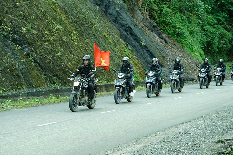 Điểm mới thứ 3 của Exciter 2019 nằm ở khóa định vị. Nhờ trang bị mới mà người sử dụng có thể nhanh chóng tìm ra chiếc xe giữa một bãi đỗ xe đông đúc. Phạm vi có tác dụng của khóa là bán kính cách xe khoảng 20 mét. Ngoài ra, Exciter 2019 được tích hợp nút đèn pha xin vượt (passing), giúp gia tăng sự an toàn khi người điều khiển xe có nhu cầu cần vượt xe cùng chiều.