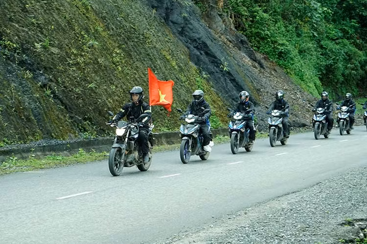 Điểm mới thứ 3 của Exciter 2019 nằm ở khóa định vị. Nhờ trang bị mới mà người sử dụng có thể nhanh chóng tìm ra chiếc xe giữa một bãi đỗ xe đông đúc. Phạm vi có tác dụng của khóa là bán kính cách xe khoảng 20 mét. Ngoài ra, Exciter 2019 được tích hợp nút đèn pha xin vượt (passing), giúp gia tăng sự an toàn khi người điều khiển xe có nhu cầu cần vượt xe cùng chiều.