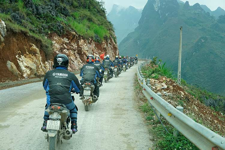 Nâng cấp đáng kể thứ hai của Exciter 2019 là màn hình điện tử LCD được thiết kế lại với các thông số màu trắng nổi bật trên nền xanh, giúp tăng khả năng nhận diện và tính thẩm mỹ. Đồng hồ hiển thị hàng loạt thông số cơ bản hữu ích như tốc độ, tổng quãng đường di chuyển, mức tiêu hao nhiên liệu, lượng xăng còn lại… khá dễ dàng quan sát.