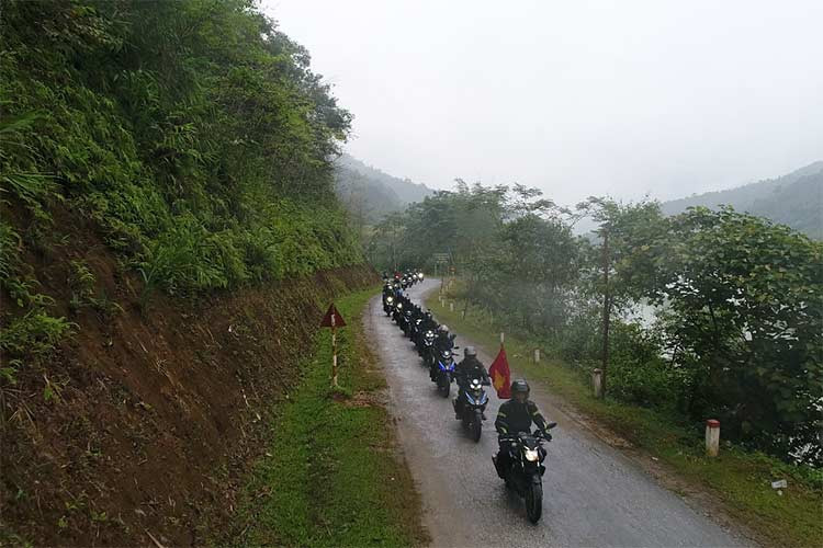 Điểm mới đáng chú ý cuối cùng của Exciter 2019 nằm ở bánh xe phía trước. Nếu như trên phiên bản cũ, lốp trước bị cho là nhỏ, vừa mất cân xứng vừa thiếu sự an toàn thì nay Exciter 2019 đã được trang bị lốp trước kích cỡ lớn hơn. Cụ thể lốp trước của Exciter 2019 có kích cỡ 90/80-17, lớn hơn cỡ 70/90-17 của phiên bản cũ. Lốp sau vẫn giữ nguyên kích thước 120/70-17.