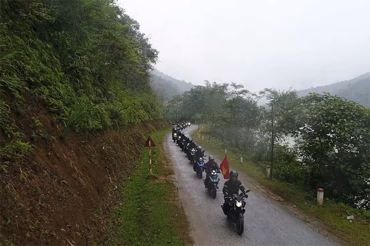 Điểm mới đáng chú ý cuối cùng của Exciter 2019 nằm ở bánh xe phía trước. Nếu như trên phiên bản cũ, lốp trước bị cho là nhỏ, vừa mất cân xứng vừa thiếu sự an toàn thì nay Exciter 2019 đã được trang bị lốp trước kích cỡ lớn hơn. Cụ thể lốp trước của Exciter 2019 có kích cỡ 90/80-17, lớn hơn cỡ 70/90-17 của phiên bản cũ. Lốp sau vẫn giữ nguyên kích thước 120/70-17.