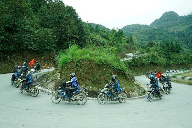 Ngay trong buổi đầu tiên nhận xe, dù nhận xét chung của hầu hết các thành viên tham gia chương trình trải nghiệm Yamaha Exciter 150 2019 chính là vẻ ngoài cá tính và hầm hố hơn của xe so với phiên bản trước nhờ sở hữu nhiều chi tiết mang hơi hướng của các dòng xe thể thao phân khối lớn đình đám của thương hiệu Nhật Bản.