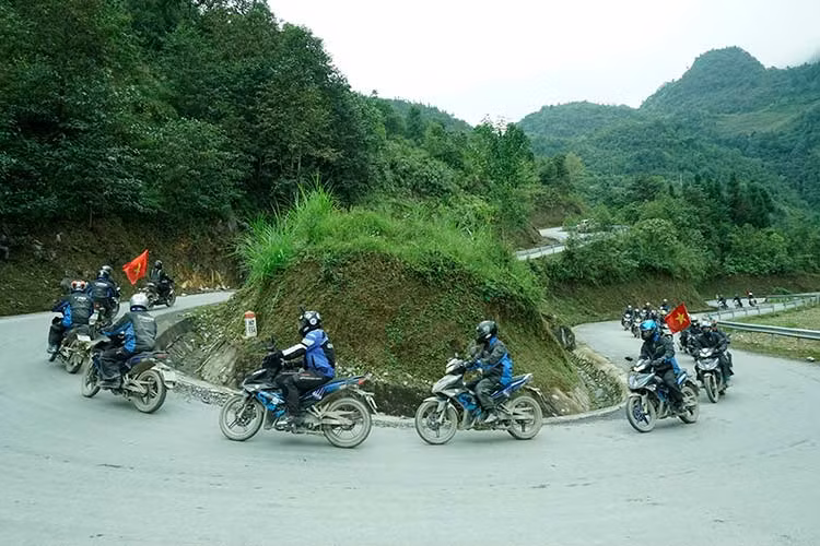 Ngay trong buổi đầu tiên nhận xe, dù nhận xét chung của hầu hết các thành viên tham gia chương trình trải nghiệm Yamaha Exciter 150 2019 chính là vẻ ngoài cá tính và hầm hố hơn của xe so với phiên bản trước nhờ sở hữu nhiều chi tiết mang hơi hướng của các dòng xe thể thao phân khối lớn đình đám của thương hiệu Nhật Bản.