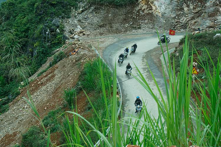 Một trong những thay đổi giá trị đầu tiên của Exciter 2019 là cụm đèn pha được thiết kế lại hình cánh chim thay cho hình thang trước đây. Đặc biệt, bên trong là đèn pha công nghệ LED bền và tiết kiệm điện thay cho bóng halogen ở phiên bản cũ. Không những vậy, toàn bộ đèn hậu, đèn xi nhan trên Exciter 2019 cũng là dạng LED. Đây là trang bị tiên phong trong phân khúc xe côn tay underbone 150 phân khối tại Việt Nam.