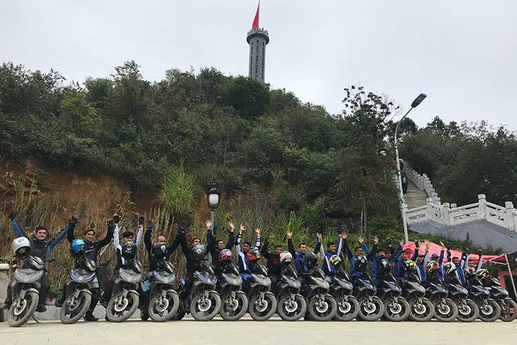 Ngoài 6 trang bị mới nổi bật ở ngoại thất và đầu đèn..., Yamaha Exciter 2019 cũng được thiết kế và điều chỉnh lại một số thông số. Cụ thể, Exciter 2019 có kích thước tổng thể nhỉnh hơn 1.985 mm dài, 670 mm rộng và 1.100 mm cao, dài hơn 15 mm và cao hơn 20 mm so với phiên bản cũ. Chiều cao yên xe cũng cao hơn bản cũ 15 mm lên 795 mm.