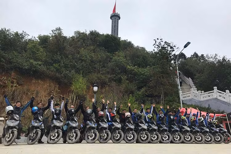 Ngoài 6 trang bị mới nổi bật ở ngoại thất và đầu đèn..., Yamaha Exciter 2019 cũng được thiết kế và điều chỉnh lại một số thông số. Cụ thể, Exciter 2019 có kích thước tổng thể nhỉnh hơn 1.985 mm dài, 670 mm rộng và 1.100 mm cao, dài hơn 15 mm và cao hơn 20 mm so với phiên bản cũ. Chiều cao yên xe cũng cao hơn bản cũ 15 mm lên 795 mm.