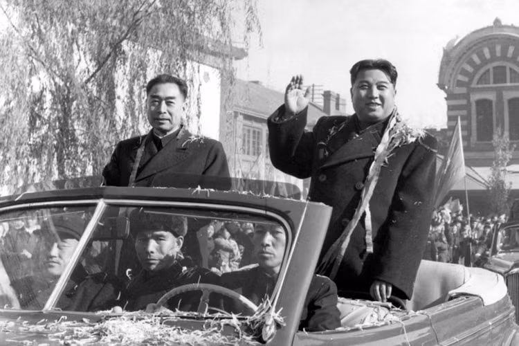 Đầu tiên, lãnh tụ sáng lập Triều Tiên - ông Kim Nhật Thành rất yêu thích chiếc ZIS 110 do thương hiệu xe Zil của Liên Xô sản xuất trong giai đoạn từ 1945 - 1958. ZIS 100 mang thiết kế limousine, được phát triển từ chiếc Packard Super Eight, sở hữu động cơ I8, dung tích 6.0L, sản sinh công suất 140 mã lực và đạt tốc độ tối đa 140 km/h.