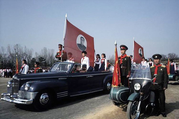 Ngoài bản thường, ZIS 110 còn có phiên bản 110C, hay còn có tên khác là ZIS 115 với lớp vỏ bọc thép dày 8cm, kính xe dày 7 cm, mỗi cửa xe nặng 200kg và mở bằng thủy lực. Xe vẫn sử dụng động cơ như trên, nhưng do trọng lượng xe tăng lên đến 4,3 tấn, khiến vận tốc tối đa mà xe đạt được giảm xuống còn 120 km/h và tiêu thụ khoảng 30 lít xăng cho 100 km.