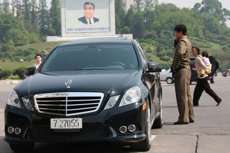 Trong giai đoạn từ 1970 - 1980, chủ tịch Kim Jong Il đã chọn nhiều mẫu xe Mercedes-Benz chống đạn để làm xe di chuyển và tặng cho các tướng lĩnh của mình.
