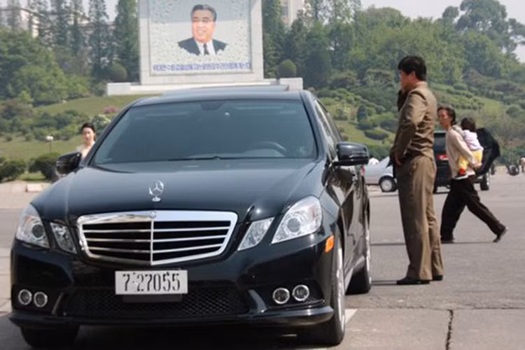 Trong giai đoạn từ 1970 - 1980, chủ tịch Kim Jong Il đã chọn nhiều mẫu xe Mercedes-Benz chống đạn để làm xe di chuyển và tặng cho các tướng lĩnh của mình.