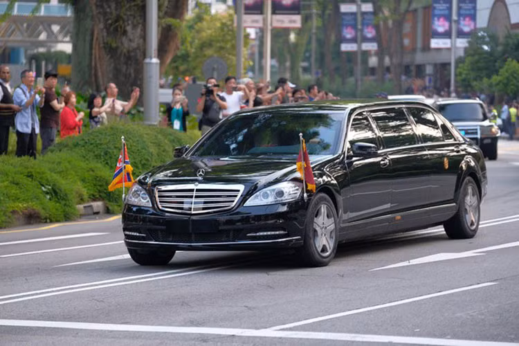 Mercedes-Benz S600 Pullman Guard là dòng xe limousine bọc thép, thuộc thế hệ W221, nằm trong đời xe từ 2008 - 2013. Xe được trang bị động cơ tăng áp kép V12, dung tích 5.5L, sản sinh công suất 517 mã lực.