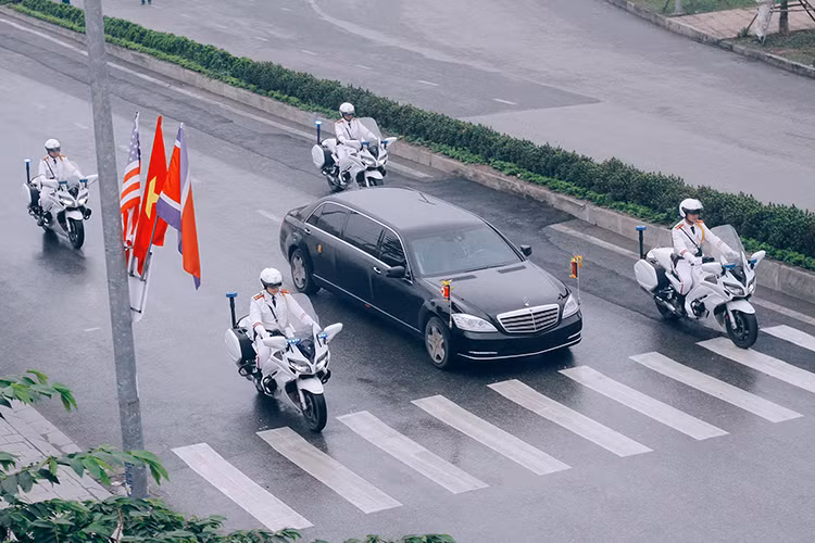 Mercedes-Benz là thương hiệu được ưa chuộng nhất của chủ tịch Kim Jong Un. Được biết, hồi đầu năm nay ông vừa xuất hiện bên một chiếc Mercedes-Maybach S600 limo phiên bản chống đạn phiên bản mới nhất và một chiếc Rolls Royce Phantom khá bắt mắt.