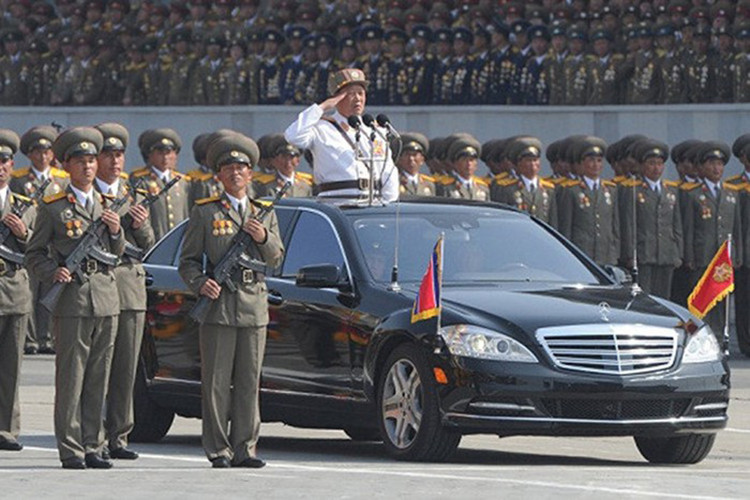 Khác với cha, ông mình, chủ tịch Kim Jong Il và nhà lãnh đạo trẻ Kim Jong Un có niềm đam mê đặc biệt với xe Đức, đặc biệt là Mercedes-Benz.