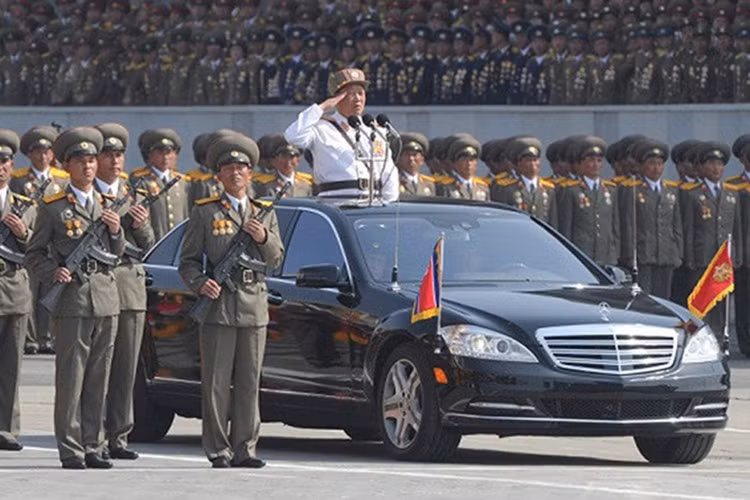 Khác với cha, ông mình, chủ tịch Kim Jong Il và nhà lãnh đạo trẻ Kim Jong Un có niềm đam mê đặc biệt với xe Đức, đặc biệt là Mercedes-Benz.