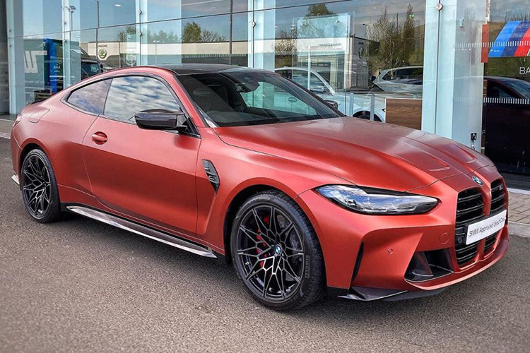 BMW M4 Competition xDrive sử dụng động cơ S58 3.0L TwinPower Turbo cho mức công suất lên đến 530 mã lực và 650Nm, nhờ đó mà chỉ mất 3.5 giây để tăng tốc từ 0-100km/h trước khi chạm mốc giới hạn điện tử 250km/h và 290km/h với gói trang bị M Driver’s Package. Hiện giá bán của xe vẫn chưa được công bố. 