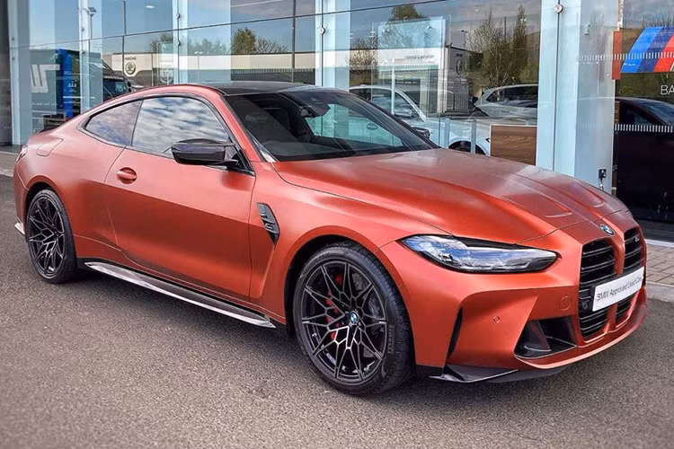 BMW M4 Competition xDrive sử dụng động cơ S58 3.0L TwinPower Turbo cho mức công suất lên đến 530 mã lực và 650Nm, nhờ đó mà chỉ mất 3.5 giây để tăng tốc từ 0-100km/h trước khi chạm mốc giới hạn điện tử 250km/h và 290km/h với gói trang bị M Driver’s Package. Hiện giá bán của xe vẫn chưa được công bố. 