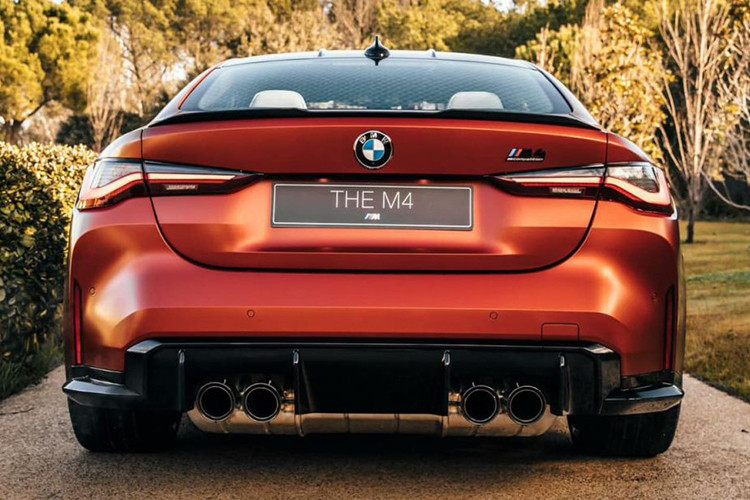 Không gian bên trong không có quá nhiều sự thay đổi chủ yếu là tập trung vào cho người lái như ghế ngồi và vô lăng bọc da, cần số M đặc trưng, hệ thống phím tắt ghi nhớ và chuyển đổi chế độ lái. Phiên bản Competition có thêm bộ ghế đặc biệt hơn, tối ưu trọng lượng cũng như tư thế ngồi.