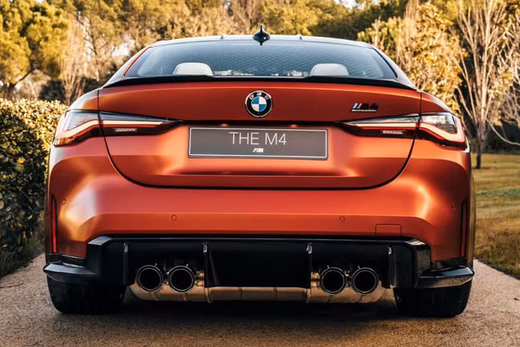 Không gian bên trong không có quá nhiều sự thay đổi chủ yếu là tập trung vào cho người lái như ghế ngồi và vô lăng bọc da, cần số M đặc trưng, hệ thống phím tắt ghi nhớ và chuyển đổi chế độ lái. Phiên bản Competition có thêm bộ ghế đặc biệt hơn, tối ưu trọng lượng cũng như tư thế ngồi.