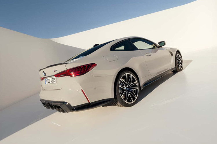 Bất ngờ mới đây, trên trang cá nhân của một người chơi BMW lâu năm vừa đăng tải hình ảnh về một phiếu thu tiền với dung “thu tiền cọc bán xe BMW M4 Competition XDrive LCI 2024 mới”. Như vậy có lẽ BMW Việt Nam có thể sẽ nhận đặt hàng về theo nhu cầu của người dùng, hiện hãng vẫn chưa có thông tin nào về vấn đề này.