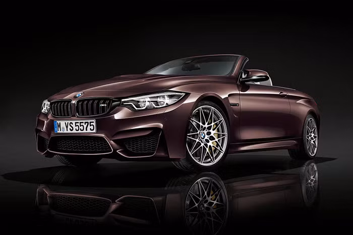 Cả hai phiên bản M4 Coupe và Convertible mới này của thương hiệu BMW đều được trang bị tiêu chuẩn đèn pha full-LED thích ứng, đèn hậu LED là trang bị mới tạo nên hình ảnh tươi mới cho phần đuôi xe.