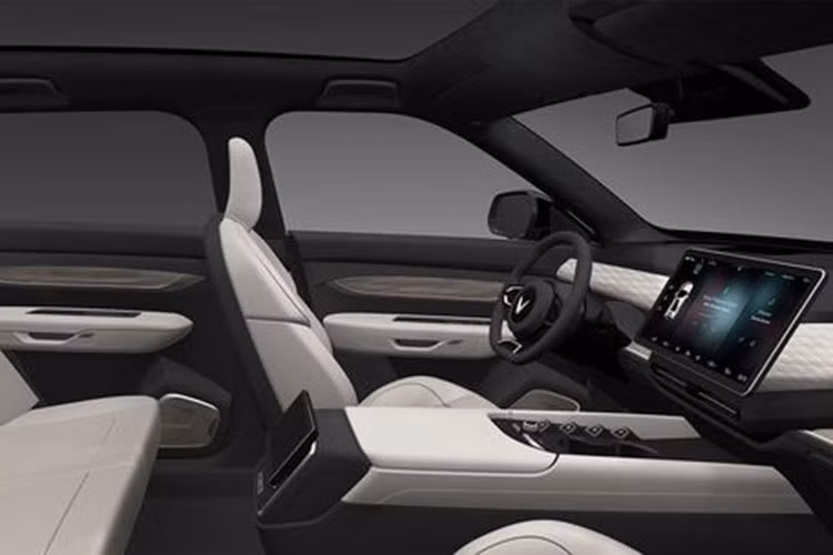 Các bộ pin đều được bố trí dưới sàn xe để chống lật, với khả năng chịu nhiệt từ -400C đến 800C đảm bảo an toàn tuyệt đối trong quá trình di chuyển. Ngoài ra, các xe đều có tính năng cập nhật phần mềm từ xa, tự động phát hiện lỗi trên xe và tự động liên hệ với trạm dịch vụ…