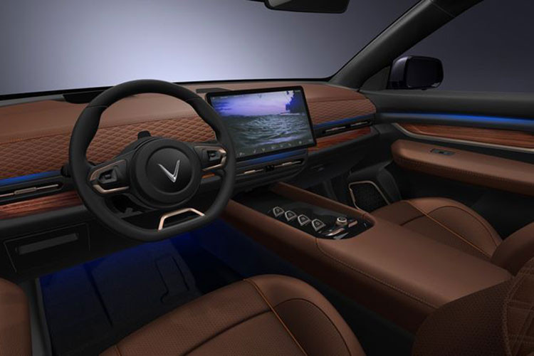 Đặc biệt, bản cao cấp của VF31, VF32 và VF33 đều sở hữu hệ thống cảm biến hiệu suất cao gồm cảm biến LiDAR; 14 camera có khả năng phát hiện vật thể cách xa tới 687m; 19 cảm biến 360 độ cho phép cảnh báo và xử lý ở tốc độ cao trên 100km/h. Hệ thống tự lái được điều khiển bởi chip Orin-X có thể xử lí tới 200 GB dữ liệu/1s, cho phép điều khiển và dẫn đường nhanh gấp 8 lần so với các thế hệ hiện tại.