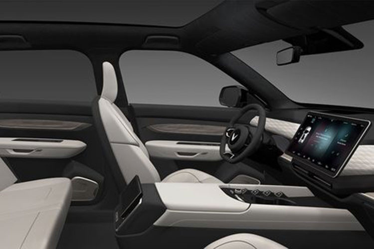 Các bộ pin đều được bố trí dưới sàn xe để chống lật, với khả năng chịu nhiệt từ -400C đến 800C đảm bảo an toàn tuyệt đối trong quá trình di chuyển. Ngoài ra, các xe đều có tính năng cập nhật phần mềm từ xa, tự động phát hiện lỗi trên xe và tự động liên hệ với trạm dịch vụ…