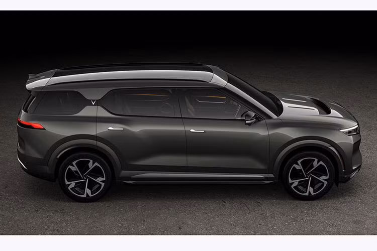 Cả 3 dòng xe điện Vinfast mới đều sở hữu tính năng tự hành cấp độ 2-3, với 30 tính năng thông minh chia làm 7 nhóm gồm: hệ thống trợ lái thông minh, hệ thống kiểm soát làn thích ứng, hệ thống kiểm soát hành trình chủ động, hệ thống cảnh báo va chạm đa điểm, hệ thống giảm thiểu va chạm toàn diện, hệ thống đỗ xe tự động thông minh và hệ thống giám sát người lái. 