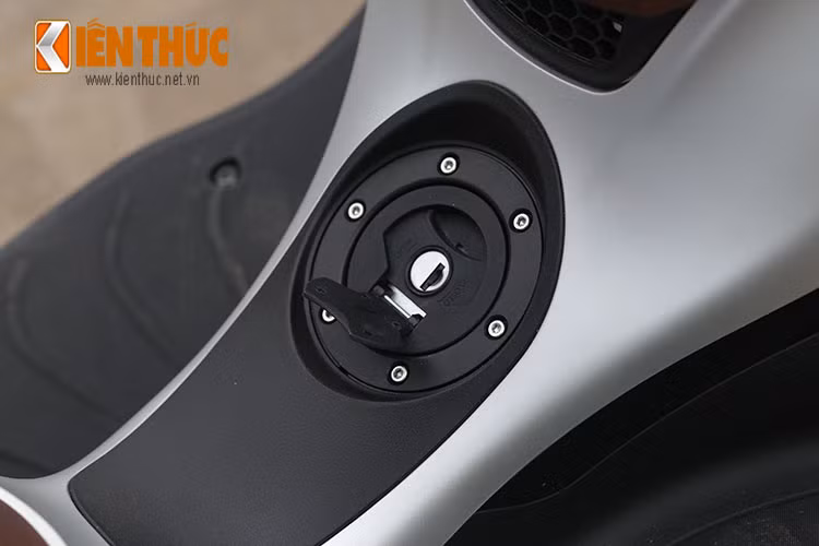 Vị trí đổ xăng của Medley ABS đặt ở giữa sàn để chân và có khóa an toàn. Không giống nhiều mẫu xe tay ga mới hiện nay, vị trí đặt bình xăng này có vẻ hơi "lỗi thời" - người lái sẽ khá bất tiện khi phải thao tác cúi người hoặc ngồi xuống mỗi khi đổ xăng.