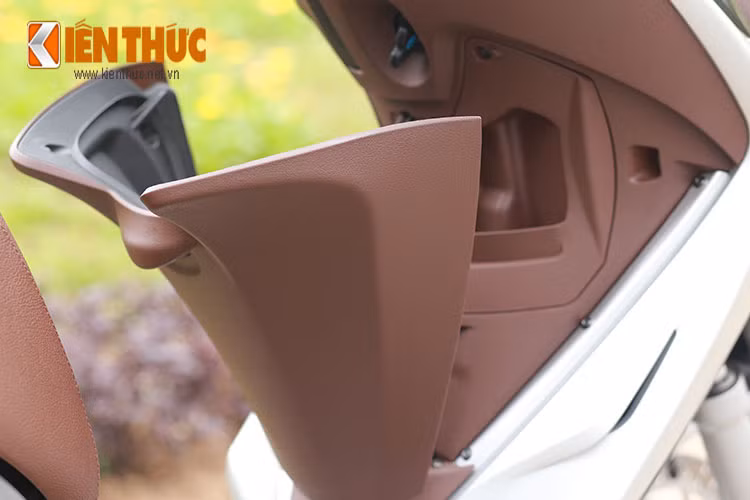 Cốp phía trước được thiết kế đóng, mở tích hợp với chìa khoá điện, no có dung tích không quá lớn, chỉ có thể để sách hoạc ví cùng đồ lặt vặt... nhưng lại được tích hợp một cổng USB giúp người lái có thể sạc các thiết bị cầm tay khi đang di chuyển trên đường.