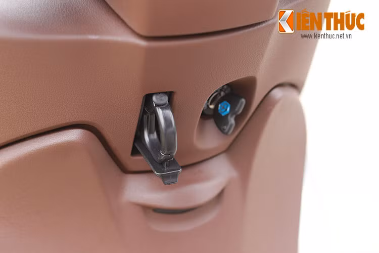 Phía trước người lái là hệ thống khoá điện đi kèm móc treo thông minh.