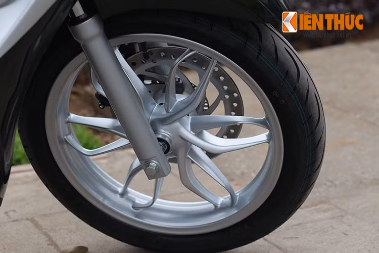 Piaggio Medley ABS thuộc dòng xe tay ga bánh lớn, nên không khó hiểu khi được trang bị bánh trước kích thước 100/80-16 phía trước. Vành xe hợp kim nhôm, 6 chấu kép, đường kính 16 inch.