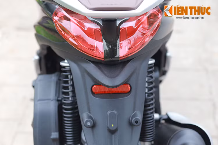  Đuôi xe thiết kế nhỏ gọn, cặp đèn hậu LED nhỏ chia đôi cũng có thiết kế giống với đèn chạy ban ngày phía trước. Phía dưới là pad biển số cùng một đèn phản quang nhỏ được trang bị khi xe chạy trời tối.