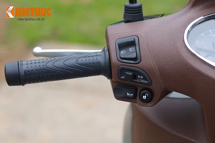  Thiết kế cụm nút bấm chức năng bên trái của Medley ABS gồm: mở yên xe, đèn passing và các nút cơ bản như đèn xi nhan, còi.
