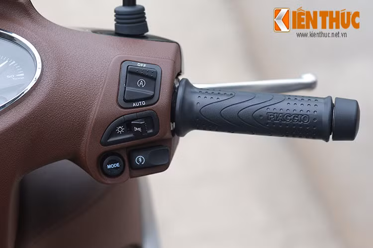 Cụm chức năng bên phải bao gồm; đề khởi động, đèn chiếu sáng, nút điều chỉnh ABS, nút bấm khởi động và tắt hệ thống hệ thống dừng tạm thời “Start &amp; Stop".