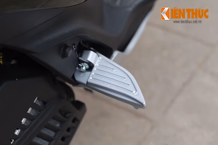 Bên cạnh đó là cặp giảm xóc lò xo, thủy lực phía sau có 3 vị trí điều chỉnh khác nhau. Vị trí để chân của người ngồi phía sau được thiết kế dạng lưỡi liềm bằng kim loại, có thể gập ra vào khi sử dụng.