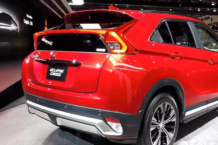Nhìn từ bên sườn, Eclipse Cross sở hữu những đường gân dập nổi chạy từ cột A và hòa nhập vào vòm bánh sau. Đuôi xe cũng đậm chất thể thao với cụm đèn hậu thiết kế độc đáo vuốt dọc theo kính với dải LED ấn tượng. Cản sau cũng khá nổi bật với thanh kim loại được mạ sáng bóng.