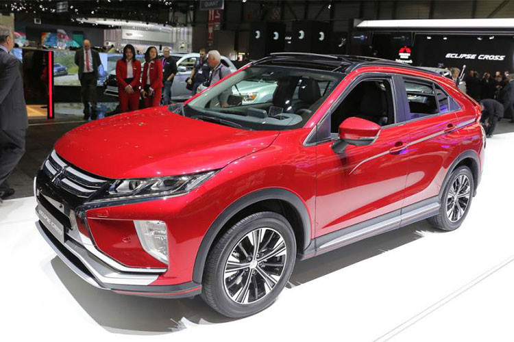 Eclipse Cross thế hệ mới sở hữu thiết kế trẻ trung theo ngôn ngữ Dynamic Shield đặc trưng của Mitsubishi, hướng đến nhóm khách hàng trẻ tuổi, năng động. Kiểu dáng lai coupe của mẫu xe này mang nhiều nét tương đồng với mẫu xe đang bán chạy nhất tại Nhật Bản hiện nay là C-HR của người “đồng hương” Toyota.