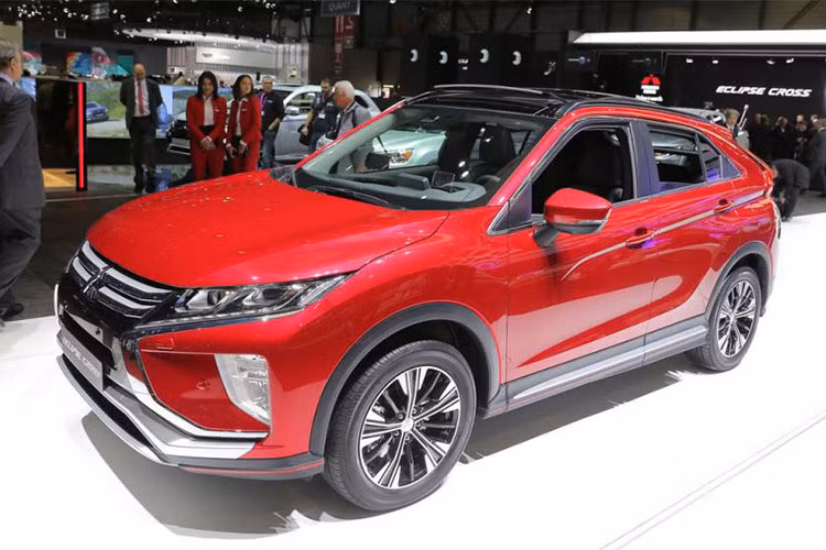Eclipse Cross thế hệ mới sở hữu thiết kế trẻ trung theo ngôn ngữ Dynamic Shield đặc trưng của Mitsubishi, hướng đến nhóm khách hàng trẻ tuổi, năng động. Kiểu dáng lai coupe của mẫu xe này mang nhiều nét tương đồng với mẫu xe đang bán chạy nhất tại Nhật Bản hiện nay là C-HR của người “đồng hương” Toyota.