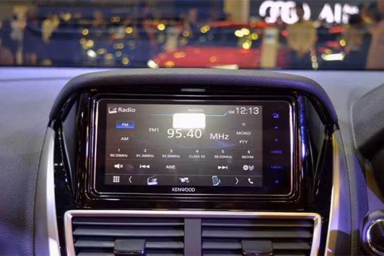 Hệ thống thông tin giải trí của mẫu xe này được Mitsubishi trang bị màn hình cảm ứng cỡ lớn điều khiển qua bàn rê cảm ứng, tương thích Apple Carplay và Android Auto. Những trang bị hỗ trợ người lái khác như hệ thống cảnh báo chuyển làn, hỗ trợ đỗ xe... cũng được trang bị.