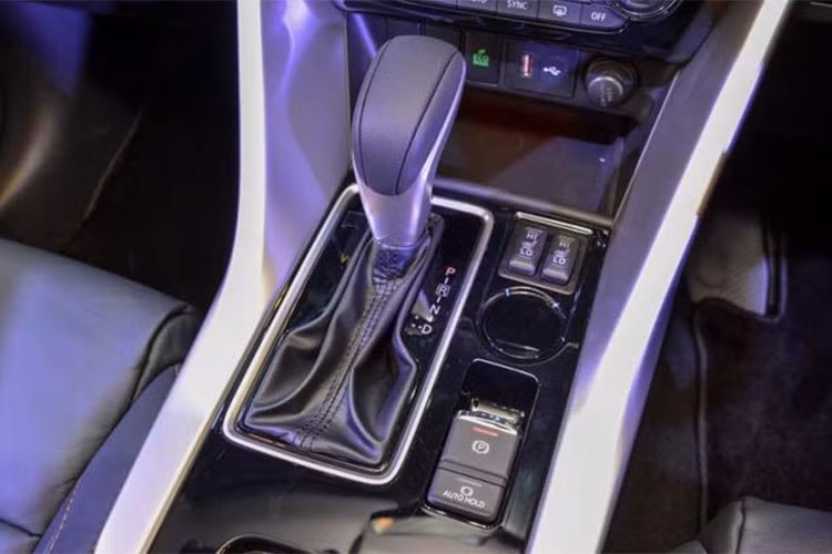 Eclipse Cross cũng sở hữu danh sách tính năng an toàn gồm bảy túi khí, hệ thống kiểm soát ổn định thân xe Active Stability Control, hệ thống chống bó cứng phanh, camera giám sát toàn cảnh, hỗ trợ khởi hành ngang dốc, hệ thống cảnh báo va chạm, cảm biến đỗ xe trước và sau, phanh điện tử với chức năng phanh tự động khi cần thiết và đèn pha tự động.