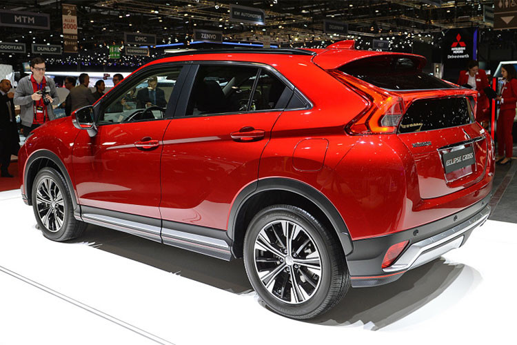 Mitsubishi Eclipse Cross sở hữu kích thước dài x rộng x cao lần lượt là 4.405 x 1.805 x 1.685 mm với chiều dài trục cở sở ở mức 2.670 mm. Xe có thể đạt tốc độ tối đa 200 km/h với trọng lượng 1.490 kg, tăng tốc từ 0-100km trong 9,3 giây. Mức tiêu thụ nhiên liệu là 6,7 lít/100 km.