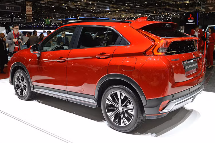 Mitsubishi Eclipse Cross sở hữu kích thước dài x rộng x cao lần lượt là 4.405 x 1.805 x 1.685 mm với chiều dài trục cở sở ở mức 2.670 mm. Xe có thể đạt tốc độ tối đa 200 km/h với trọng lượng 1.490 kg, tăng tốc từ 0-100km trong 9,3 giây. Mức tiêu thụ nhiên liệu là 6,7 lít/100 km.