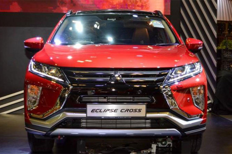 Phần đầu xe khá hầm hố với phần mái được làm vuốt cong ra phía sau. Lưới tản nhiệt có dạng miệng cười nối liền 2 cụm đèn pha sắc sảo tích hợp dải LED định vị. Bên cạnh đó đầu xe còn được tạo điểm nhấn với những đường viền kim loại mạ chrome tạo sự khỏe khoắn và đầm chắc.